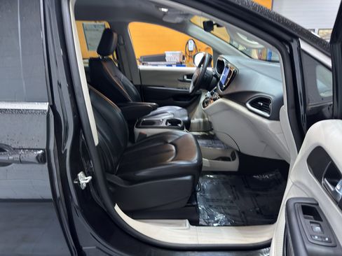 Used 2023 Chrysler Pacifica Touring-L FWD image 20
