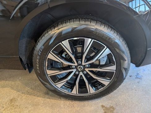 Used 2023 Volvo XC60 B5 Plus image 9