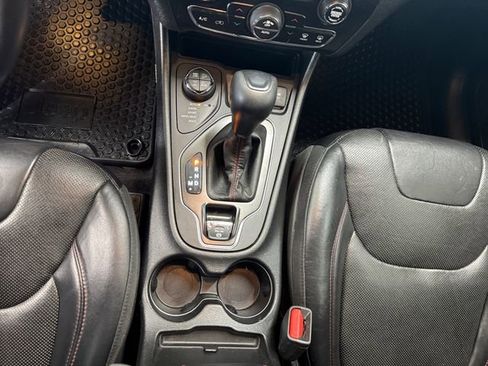 Used 2019 Jeep Cherokee Trailhawk AWD/4WD image 14