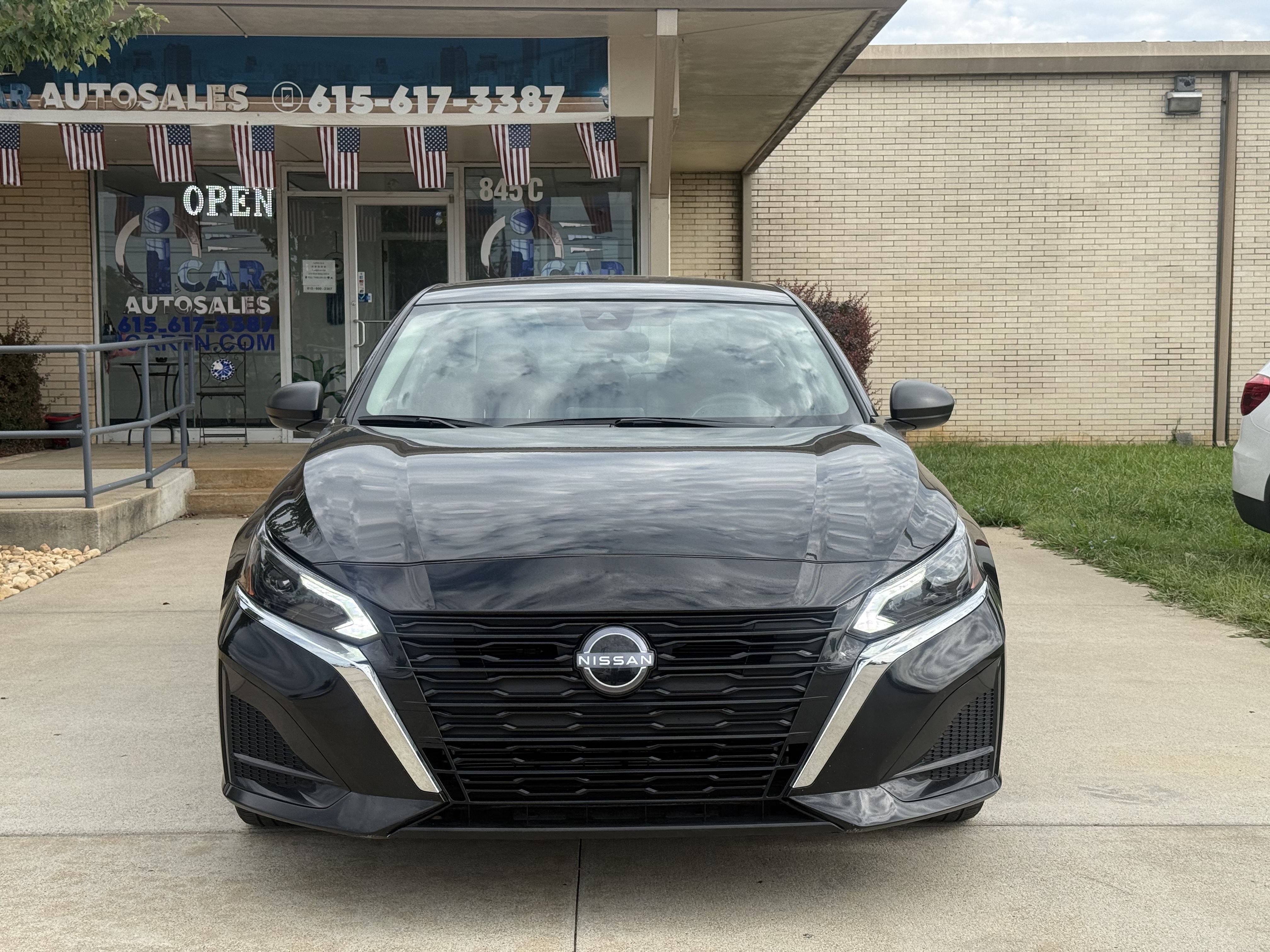 Used 2025 Nissan Altima 2.5 SV FWD image 2