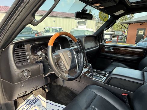 Used 2016 Lincoln Navigator Select AWD/4WD image 10