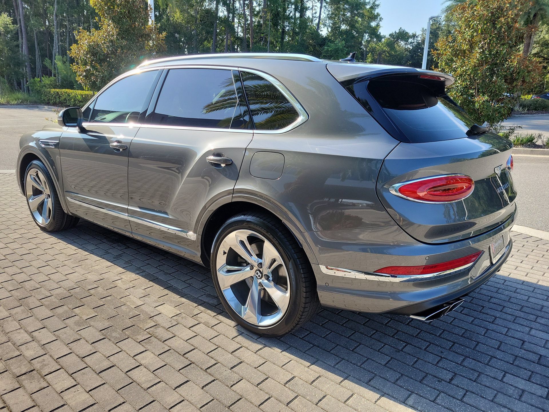 Certified 2023 Bentley Bentayga Plug-In Hybrid AWD/4WD image 10