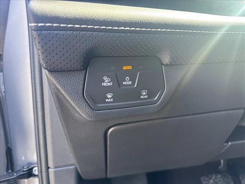 Used 2024 Volkswagen Atlas SE w/ Panoramic Sunroof Package FWD image 11