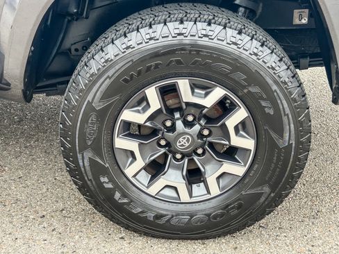 Used 2018 Toyota Tacoma SR5 RWD image 11