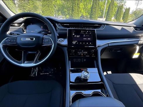 New 2023 Jeep Grand Cherokee L Laredo image 6