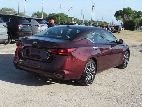 Used 2024 Nissan Altima 2.5 SV image 3