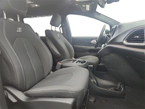 Used 2019 Chrysler Pacifica Touring Plus w/ Advanced Safetytec Group image 22