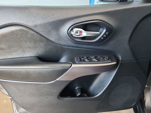 Used 2019 Jeep Cherokee Limited FWD image 13