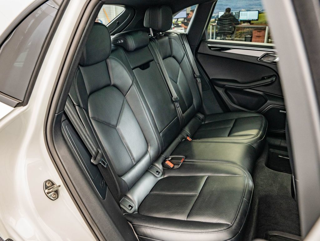 Certified 2026 Porsche Macan AWD/4WD image 45