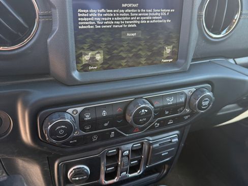 Used 2023 Jeep Gladiator Overland image 9