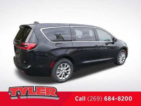 New 2026 Chrysler Pacifica Select image 8