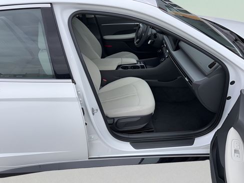 Used 2025 Hyundai Sonata SEL FWD image 12