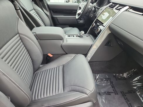 Used 2025 Land Rover Discovery S image 3