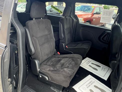 Used 2017 Dodge Grand Caravan SE image 12
