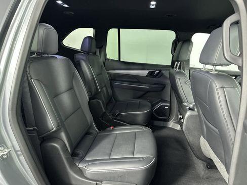 Used 2025 Buick Enclave Preferred image 9