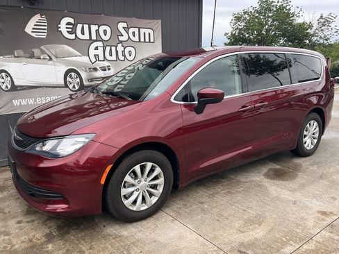 Used 2017 Chrysler Pacifica Touring w/ Tire & Wheel Group FWD image 3
