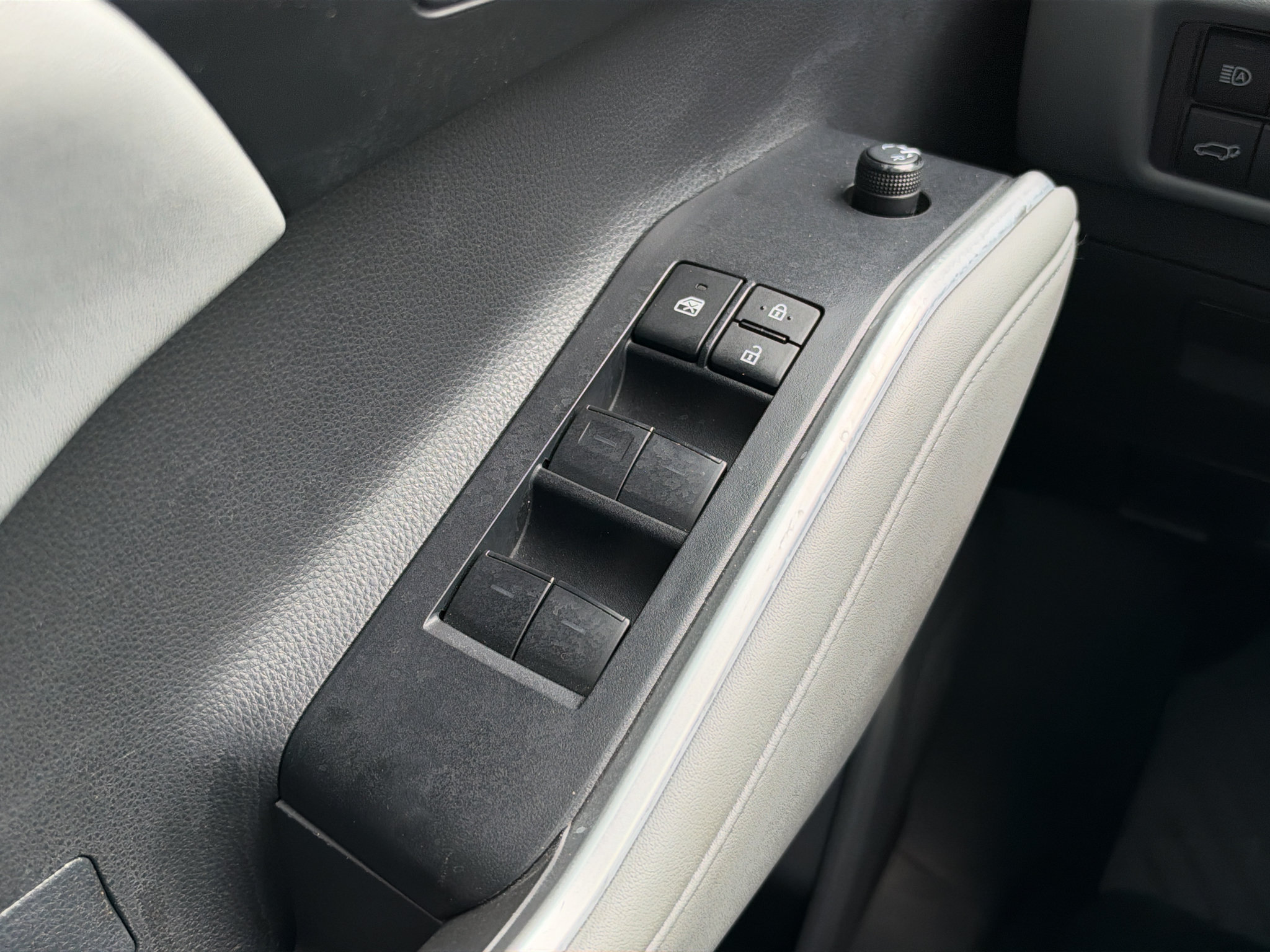 Used 2024 Toyota Highlander XLE FWD image 29