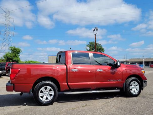 Used 2018 Nissan Titan SV w/ SV Convenience Package AWD/4WD image 25