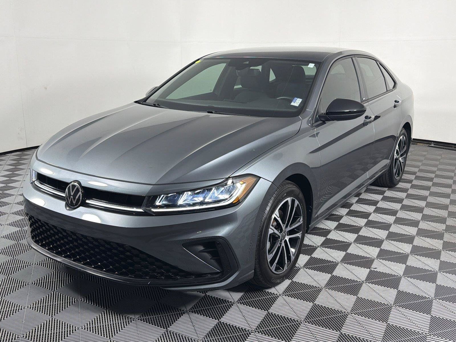 Used 2025 Volkswagen Jetta Sport FWD image 3
