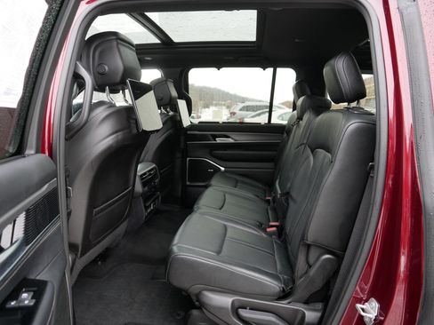 Certified 2024 Jeep Wagoneer Series II w/ Convenience Group I image 34