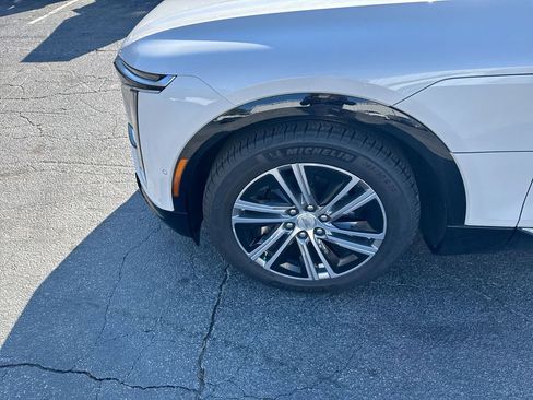 Used 2025 Cadillac Lyriq Luxury AWD/4WD image 12