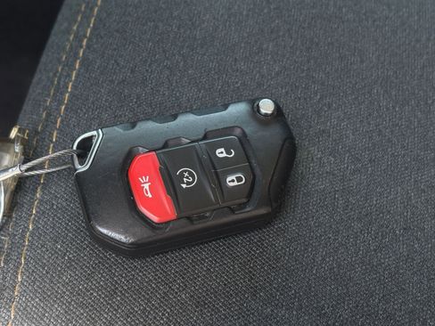 Used 2025 Jeep Wrangler Unlimited Sahara AWD/4WD image 25