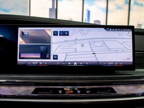 Used 2025 BMW 750e xDrive w/ Premium Package image 19