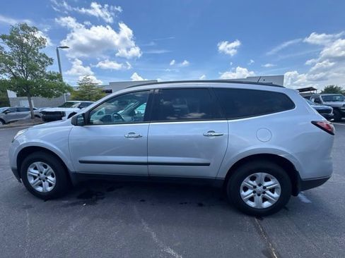 Used 2016 Chevrolet Traverse LS FWD image 2