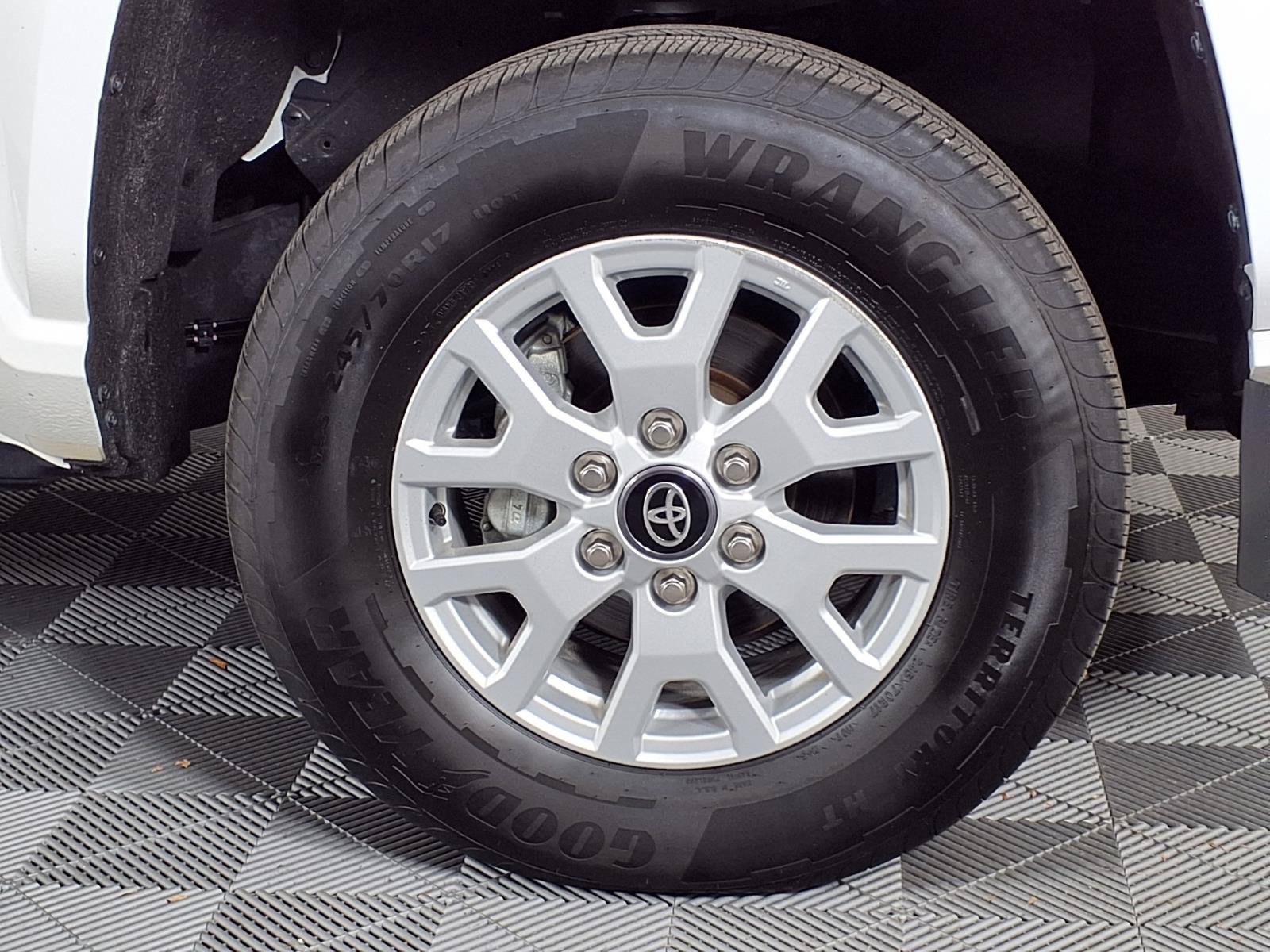 Used 2024 Toyota Tacoma SR5 w/ SR5 Upgrade Package AWD/4WD image 34