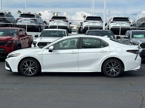 Used 2023 Toyota Camry SE image 2