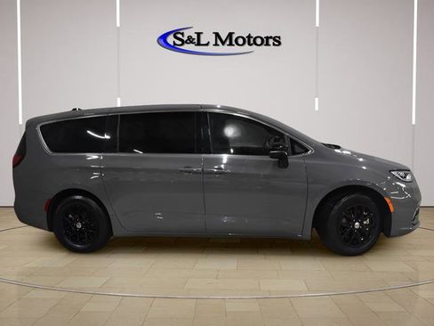 Used 2025 Chrysler Pacifica Select FWD image 7