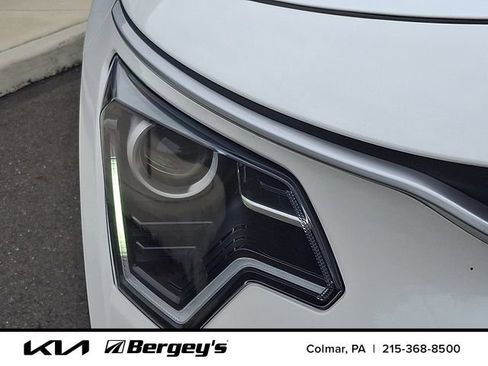 Certified 2024 Kia Niro LX FWD image 11