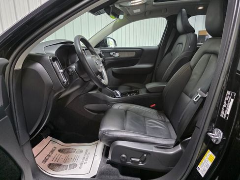 Used 2023 Volvo XC40 B5 Plus AWD/4WD image 9