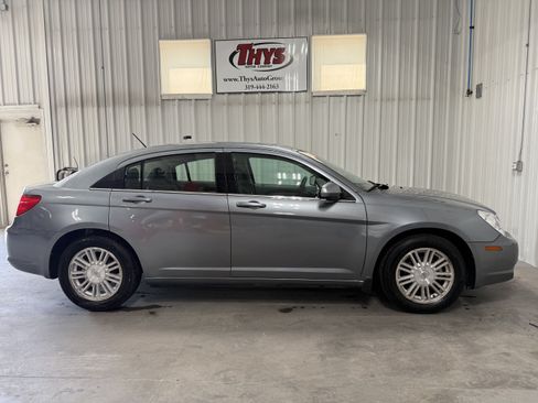 Used 2008 Chrysler Sebring Touring FWD image 2