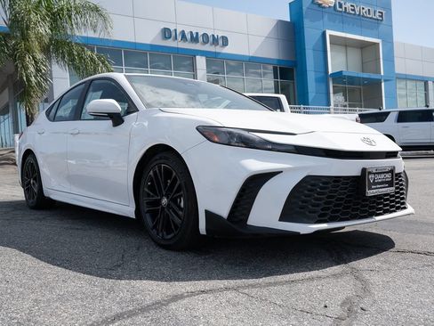 Used 2025 Toyota Camry SE FWD image 1