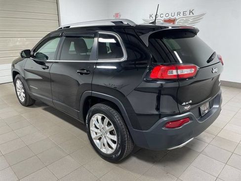 Used 2017 Jeep Cherokee Limited w/ Luxury Group AWD/4WD image 4