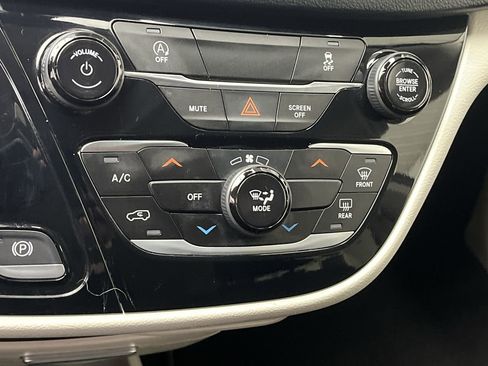 Used 2023 Chrysler Voyager LX image 21
