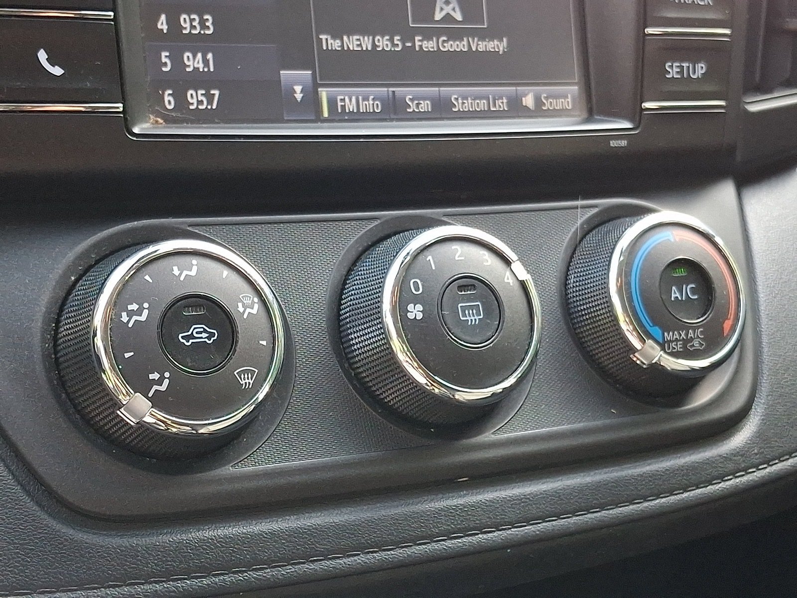Used 2018 Toyota RAV4 LE w/ All Weather Liner Package AWD/4WD image 16