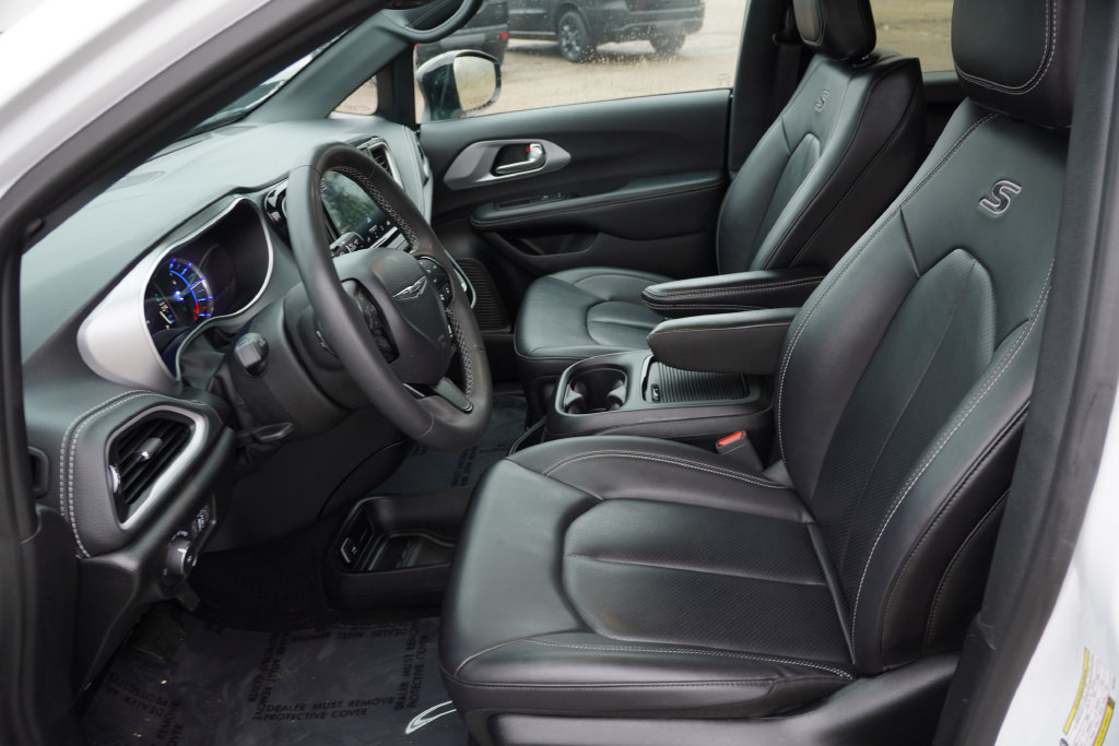Used 2024 Chrysler Pacifica Limited FWD image 16