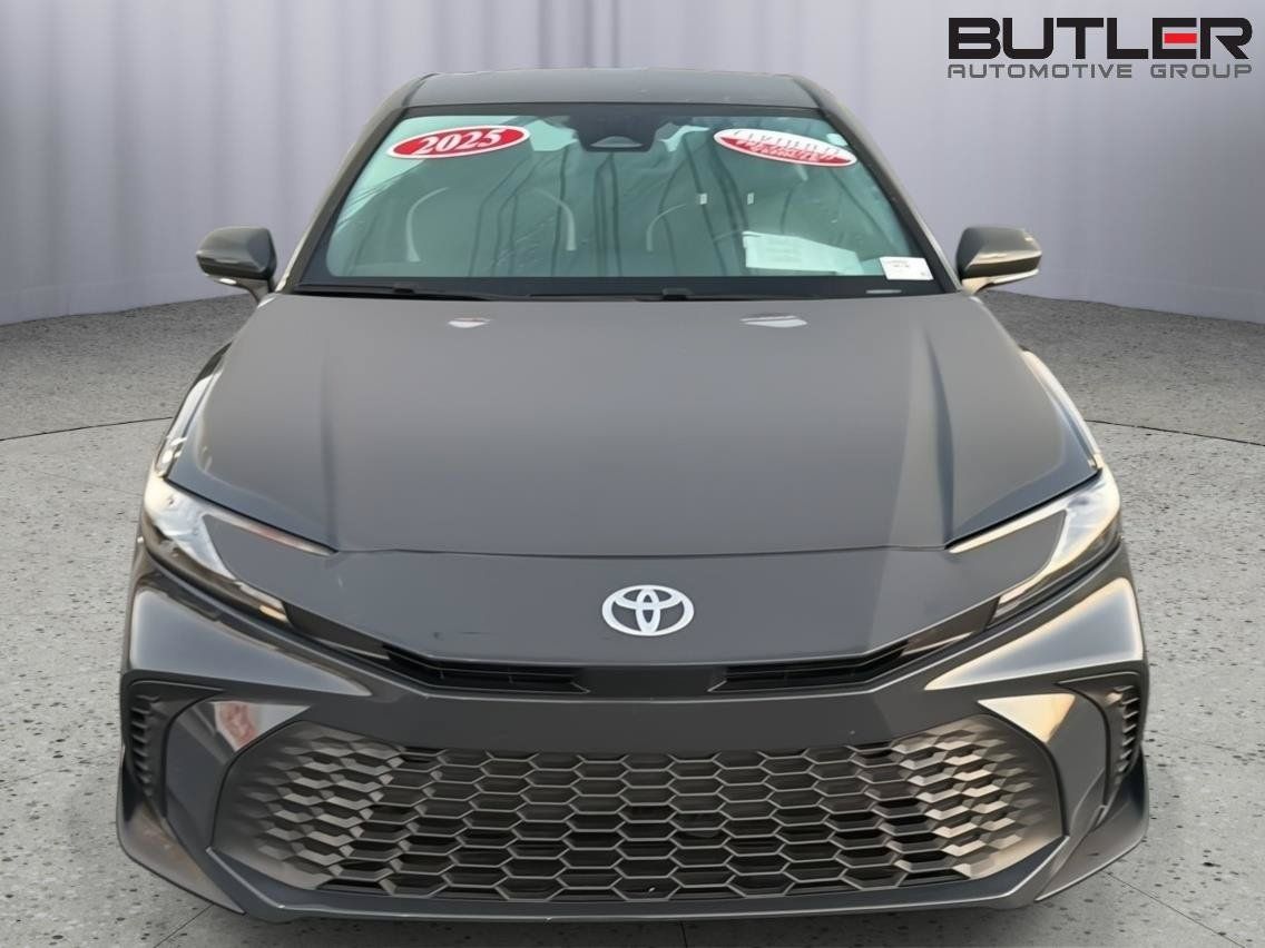 Used 2025 Toyota Camry SE FWD image 9