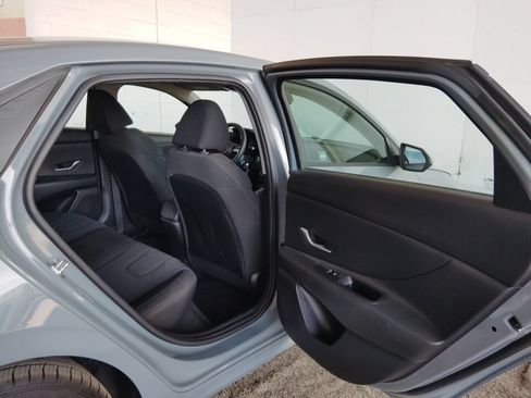 Used 2021 Hyundai Elantra SE FWD image 15