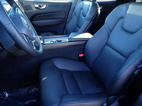 Used 2022 Volvo XC60 B5 Momentum image 12