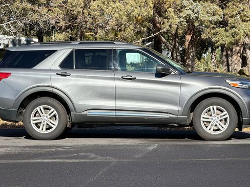 Used 2023 Ford Explorer XLT image 3