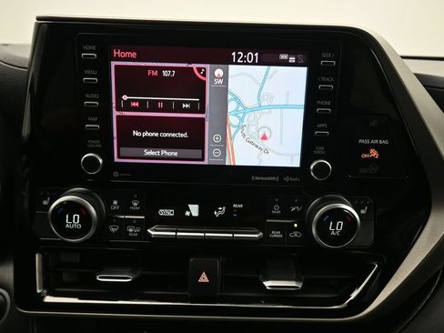Used 2020 Toyota Highlander XLE AWD/4WD image 16