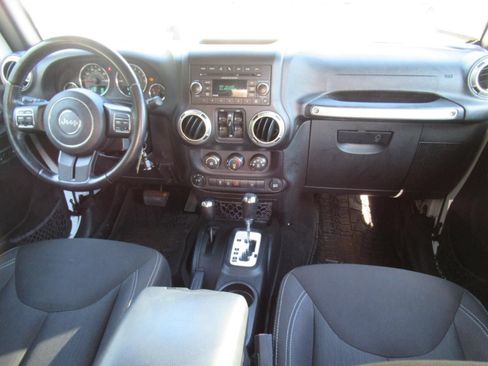 Used 2017 Jeep Wrangler Unlimited Sahara w/ Connectivity Group AWD/4WD image 13