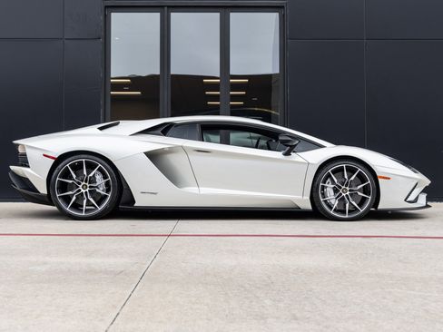 Used 2018 Lamborghini Aventador S image 11