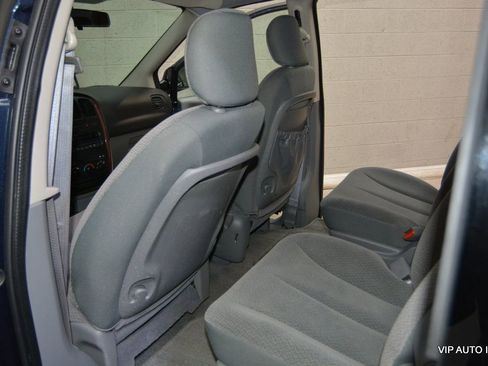 Used 2006 Chrysler Town & Country FWD image 18