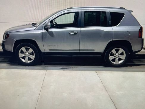 Used 2017 Jeep Compass Latitude AWD/4WD image 3