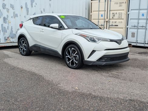 Used 2018 Toyota C-HR XLE FWD image 3