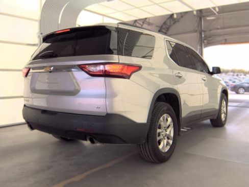 Used 2019 Chevrolet Traverse LT w/ LPO, Floor Liner Package FWD image 4